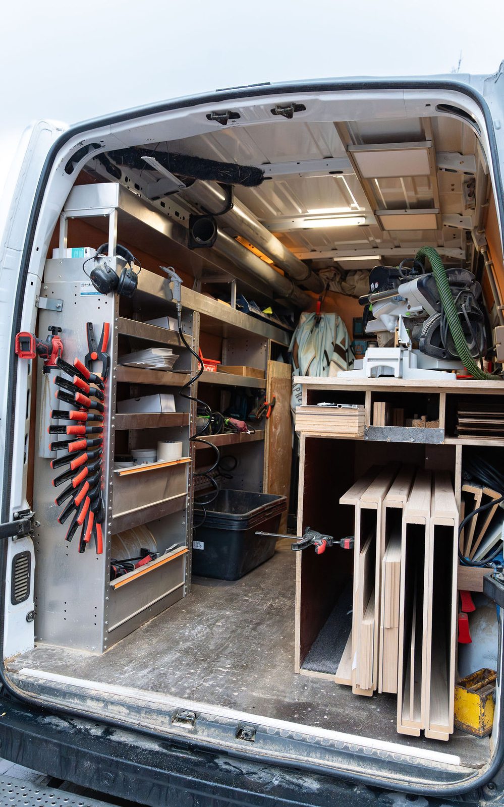 Volledig ingerichte Stairz bus met gereedschap, klemmen en materiaal