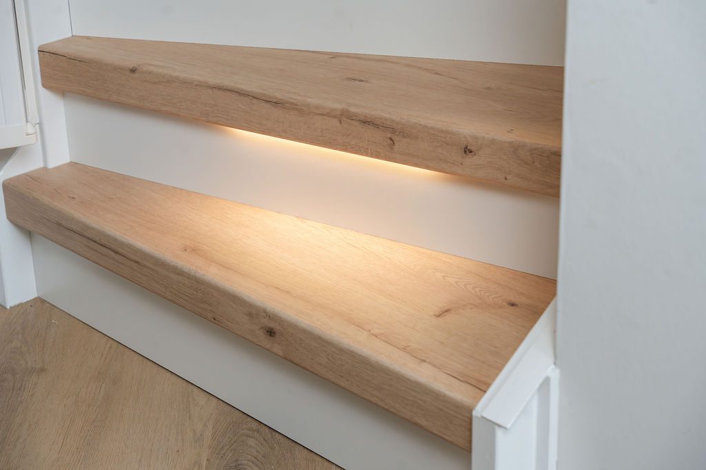 Afgewerkte eikenhouten traptreden met geintegreerde LED-verlichting