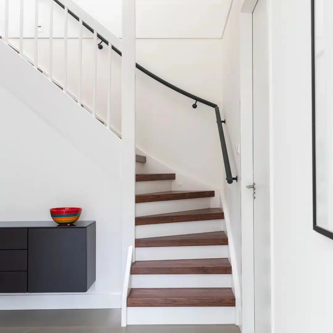 Trap in de woonkamer of in de gang? De voor- en nadelen
