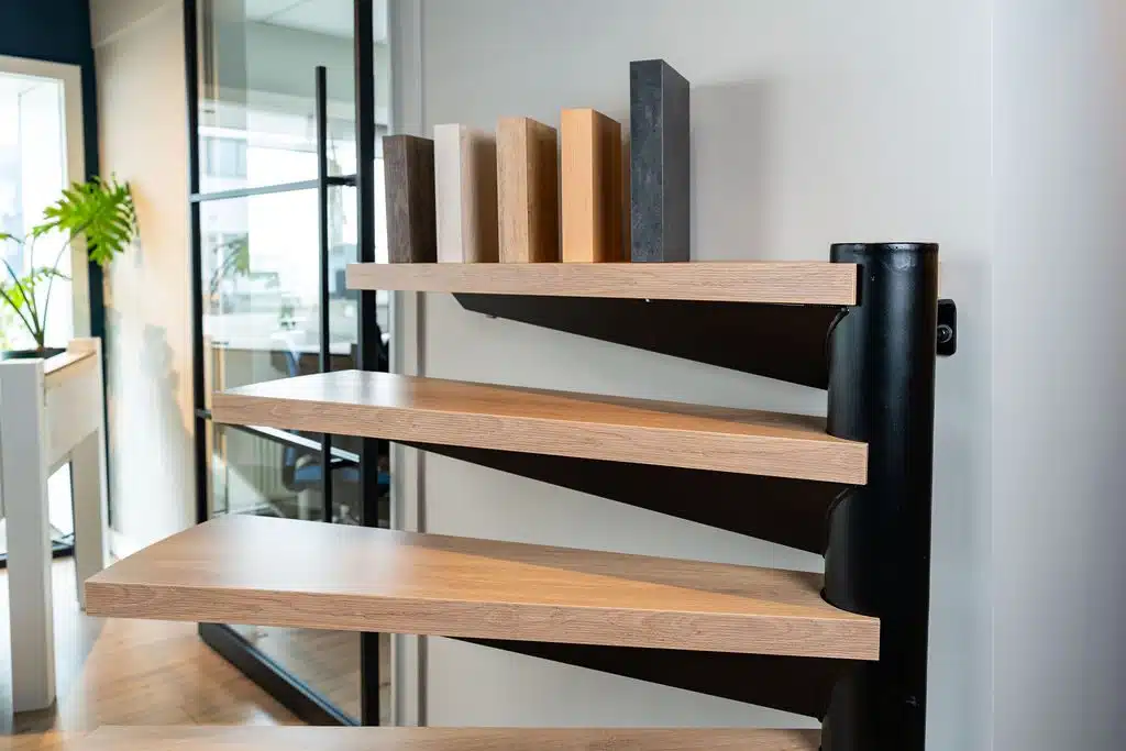 Zwevende trap in de showroom